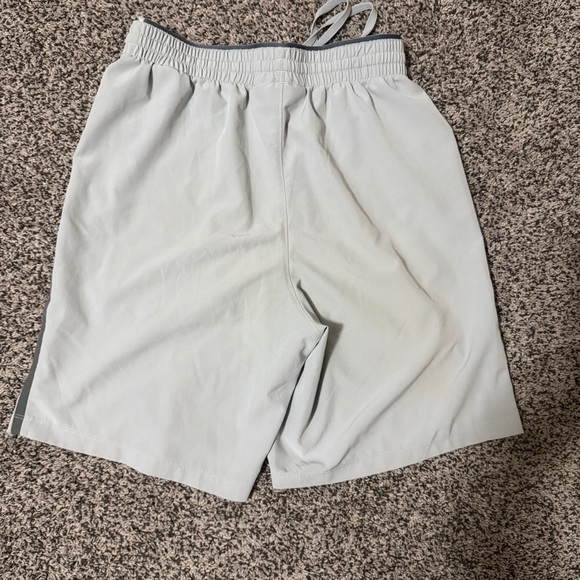 Under Armour Men's Athletic Shorts in Light Gray Size Small - Picture 2 of 8